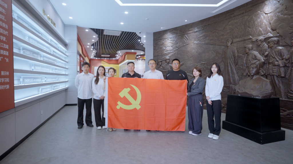 赓续治水红色血脉 践行水利时代使命——水利土木学院师生赴林一山事迹陈列馆开展主题党日活动